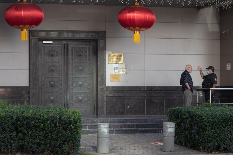 &copy; Reuters. Un hombre habla con un guardia de seguridad fuera del Consulado General de China en Houston, Texas, EEUU