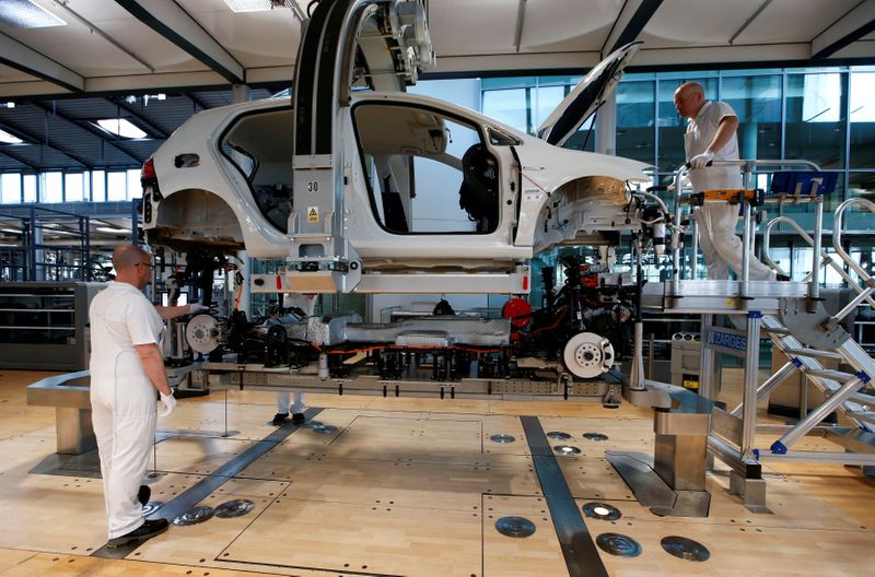 &copy; Reuters. FILE PHOTO: Workers assemble a VW e-Golf electric car in Dresden
