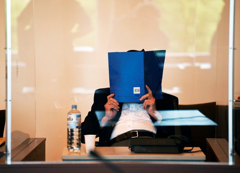 © Reuters. The 93-year-old German Bruno D. arrives for his trial in a Hamburg court room