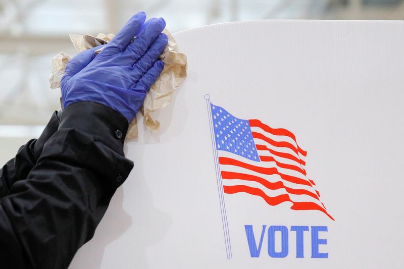 &copy; Reuters. FILE PHOTO: Baltimore holds a special election for Maryland&apos;s 7th congressional district, at the Edmondson Westside High School Polling site in Baltimore, Maryland