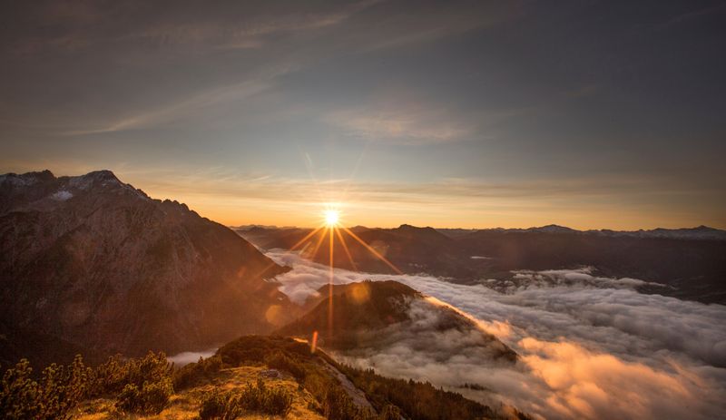 &copy; Reuters. FILE PHOTO: The sun rises over mountain summits in the Austrian village of Absam