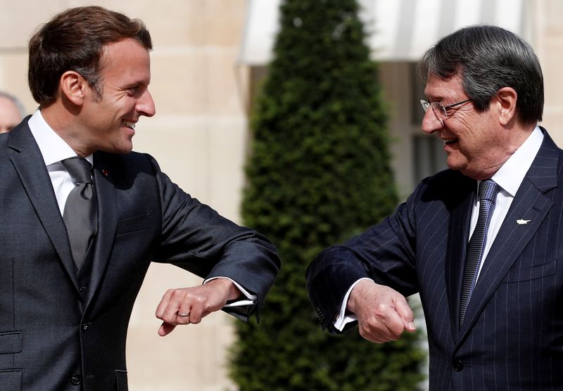 © Reuters. French President Macron meets his counterpart of Cyprus Anastasiades in Paris