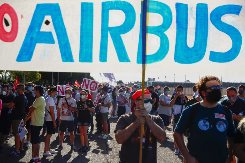 © Reuters. Airbus employees protest against expected job cuts in Getafe