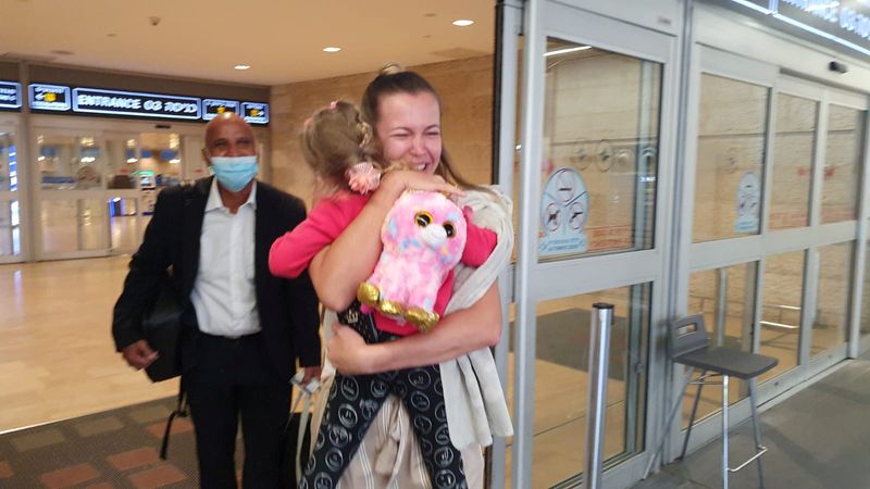 &copy; Reuters. Tears for toddler&apos;s return to Israel after accidental coronavirus exile