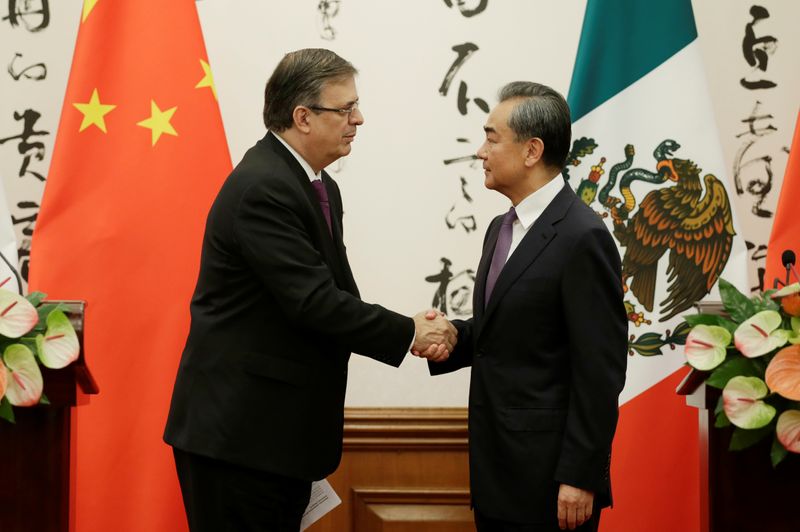 &copy; Reuters. Ministro das Relações Exteriores do México, Marcelo Ebrard, cumprimenta o ministro das Relações Exteriores da China, Wang Yi, em Pequim