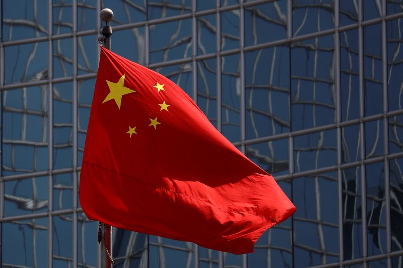 &copy; Reuters. FOTO DE ARCHIVO: La bandera nacional china se ve en Pekín, China, el 29 de abril de 2020