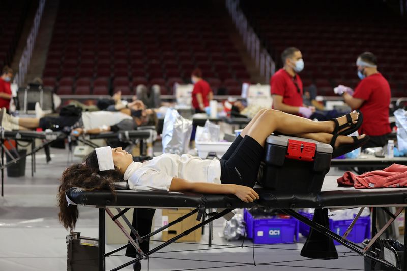 &copy; Reuters. FOTO DE ARCHIVO: Una mujer dona sangre en Los Ángeles