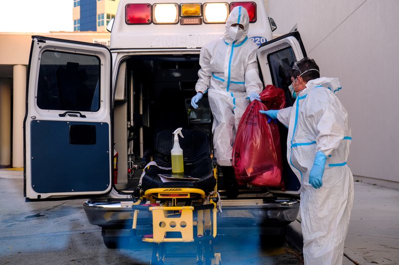&copy; Reuters. Equipe de limpeza do lado de fora de hospital onde pacientes de Covid-19 recebem tratamento na Flórida