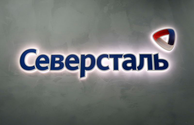 © Reuters. Логотип Северстали на комбинате в Череповце