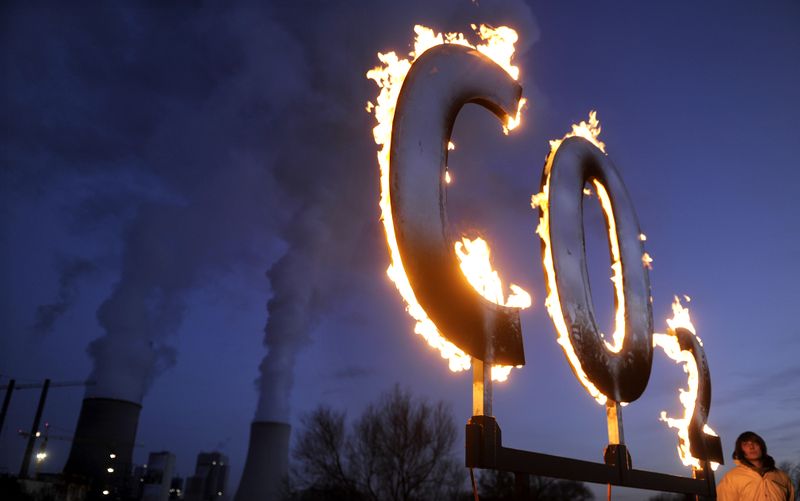 &copy; Reuters. Ativistas do Greenpeace protestam contra emissão de CO2 em frente a usina de energia na Alemanha