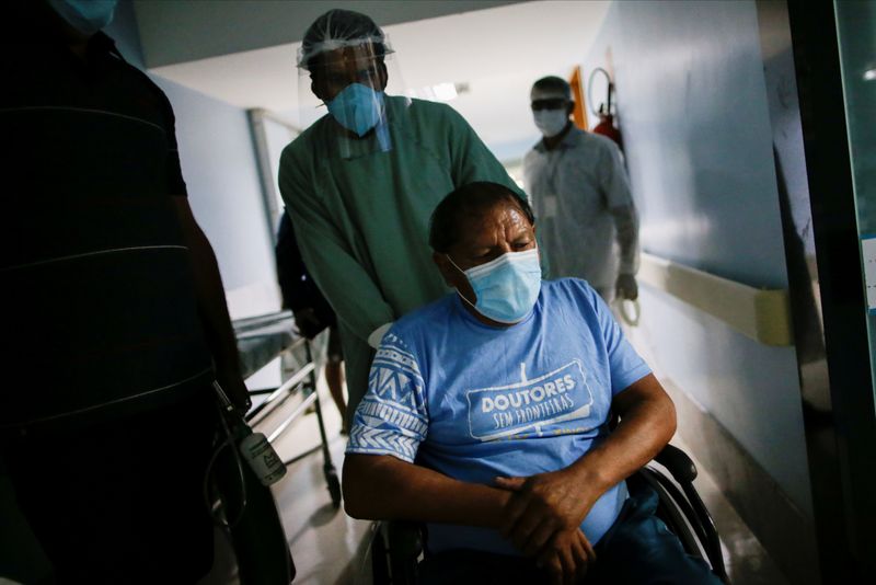 &copy; Reuters. FOTO DE ARCHIVO: Aritana, el cacique de la tribu Yawalapiti, contagiado con coronavirus (COVID-19), llega al hospital de Sao Francisco de Assis en Goiania, Brasil, el 22 de julio de 2020