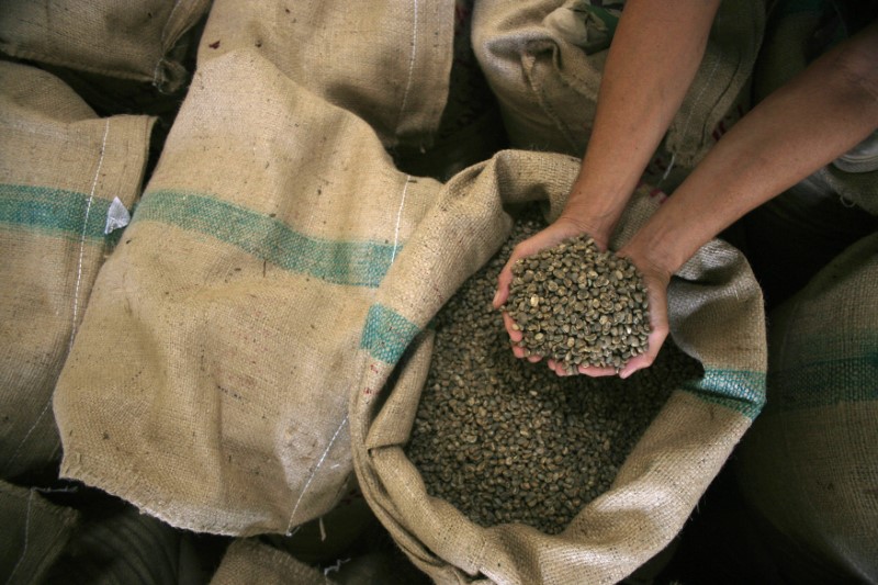 © Reuters. Sacas de café em Medan, Indonésia