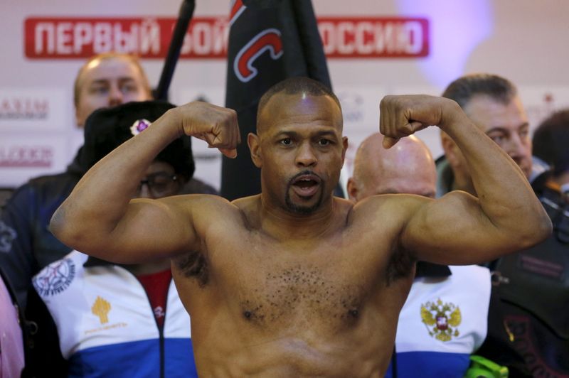 © Reuters. FILE PHOTO: American-Russian boxer Jones Jr weighs in for his upcoming boxing fight against Britain's Maccarinelli in Moscow