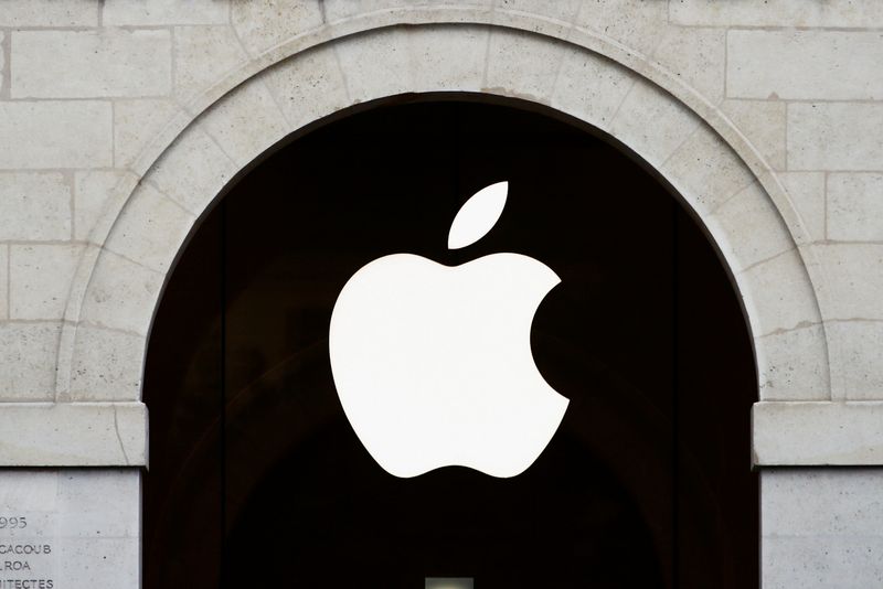 &copy; Reuters. IMAGEN DE ARCHIVO. El logo de Apple se ve en una tienda de la compañía en The Marche Saint Germain, en París, Francia