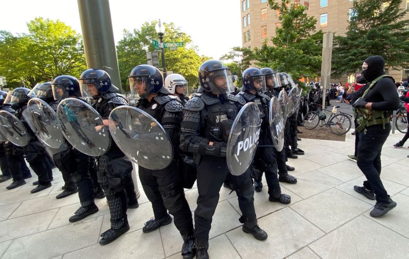 © Reuters. FILE PHOTO: U.S. Secret Service face off with protestors near White House in Washington