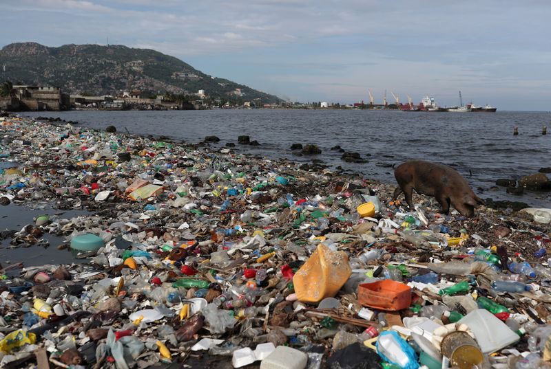 &copy; Reuters. IMAGEN DE ARCHIVO. Plásticos y otros desechos se ven en las costas de la playa de Cabo Haitiano, en Cabo Haitiani, Haití