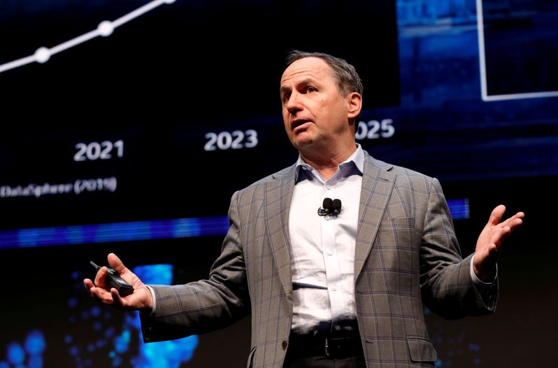 © Reuters. FILE PHOTO: Intel CEO Bob Swan speaks at an Intel news conference during the 2020 CES in Las Vegas