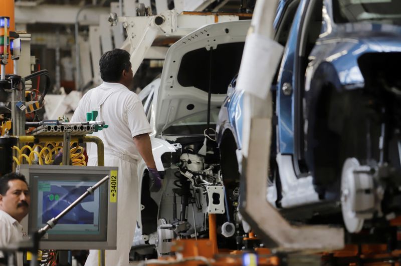&copy; Reuters. Foto de archivo: Un empleado trabaja en la línea de producción de los automóviles Volkswagen Tiguan en la planta de ensamblaje de la compañía en Puebla