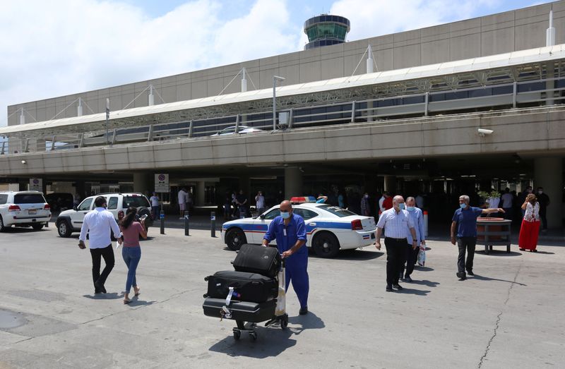 &copy; Reuters. Un trabajador carga equipaje en el aeropuerto internacional de Beirut, el día de su reapertura tras el brote de la enfermedad coronavirus (COVID-19), en Beirut, Líbano.