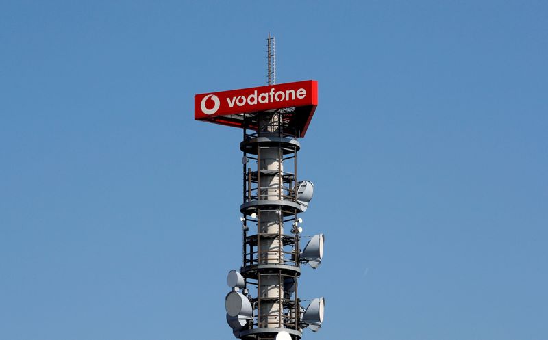 &copy; Reuters. FILE PHOTO: Different types of 4G, 5G and data radio relay antennas for mobile phone networks are pictured on a relay mast operated by Vodafone in Berlin