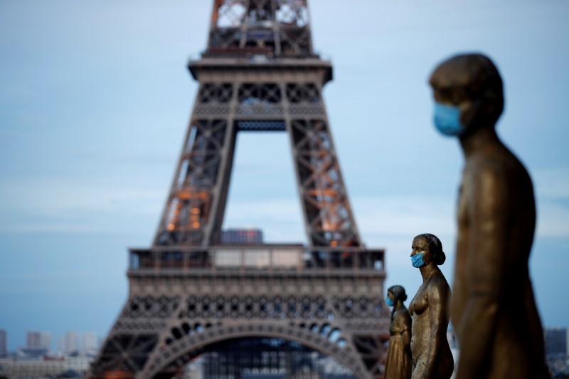 &copy; Reuters. FILE PHOTO: Golden Statues at the Trocadero square near the Eiffel tower wear protective masks during the outbreak of the coronavirus disease