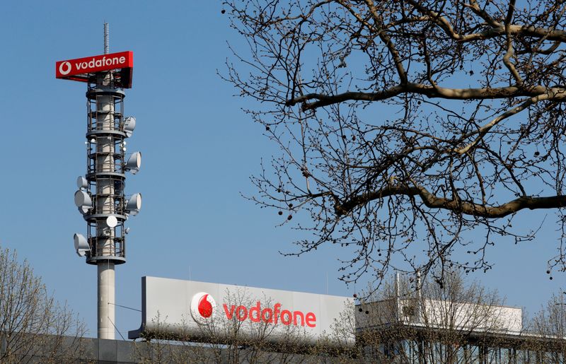 © Reuters. FILE PHOTO: Different types of 4G, 5G and data radio relay antennas for mobile phone networks are pictured on a relay mast operated by Vodafone in Berlin