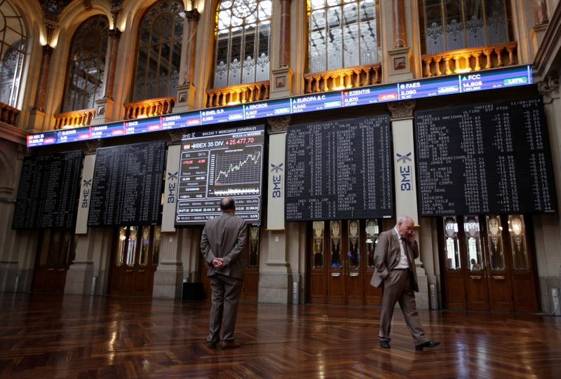 © Reuters. FOTO DE ARCHIVO: Interior de la Bolsa de Madrid