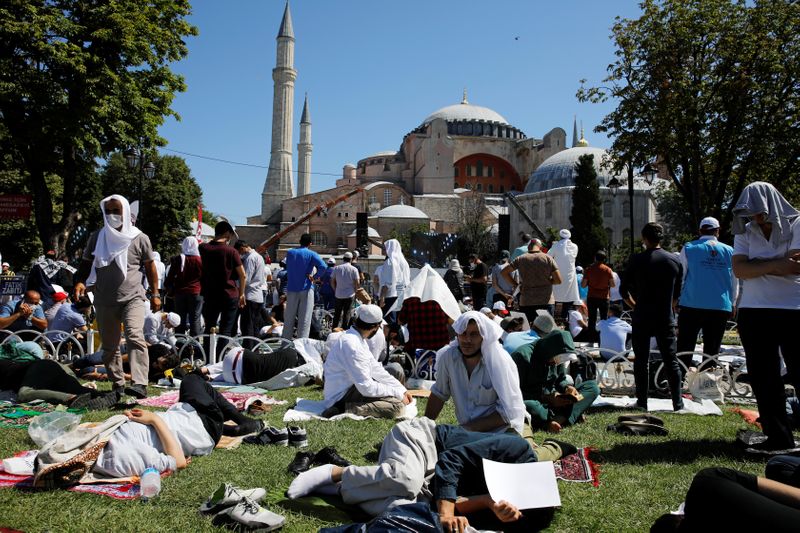 © Reuters. Friday prayers at Hagia Sophia Grand Mosque for the first time in 86 years, in Istanbul