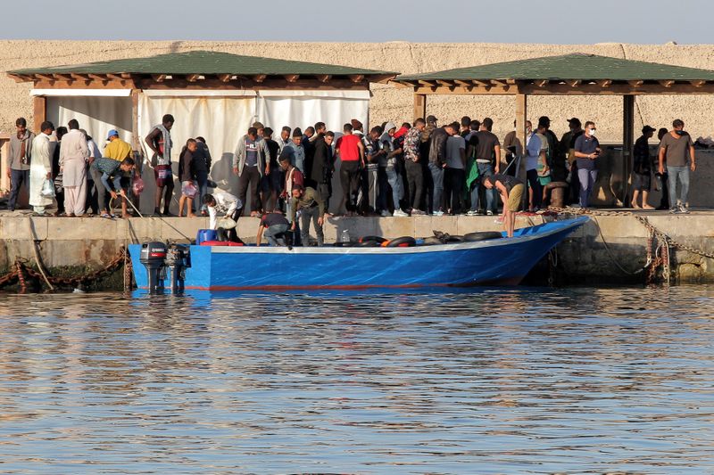 &copy; Reuters. Migrants arrive on Lampedusa Island