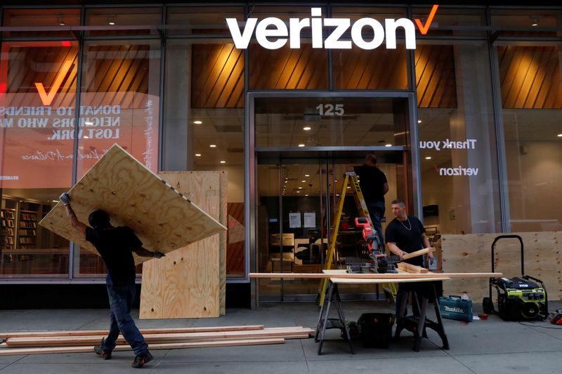 &copy; Reuters. Workers board up a Verizon store in midtown Manhattan during protests against the death in Minneapolis police custody of George Floyd, in New York