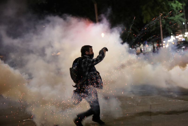 &copy; Reuters. Manifestante joga bomba de gás lacrimogêneo de volta em agentes federais em Portland