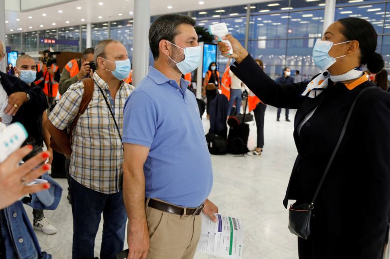 &copy; Reuters. CORONAVIRUS: PARIS RENFORCE LES CONTRÔLES DANS LES AÉROPORTS