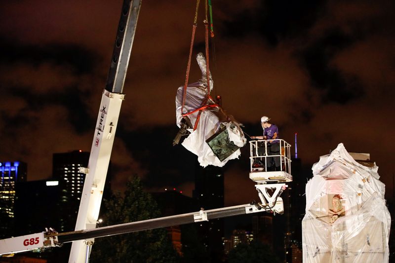 &copy; Reuters. Estátua de Cristóvão Colombo é removida de parque em Chicago