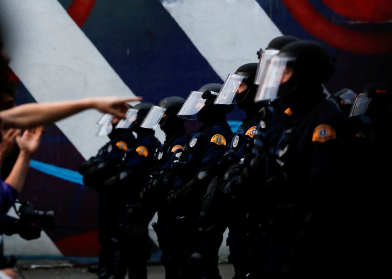 &copy; Reuters. Membros da polícia estadual de Washington com equipamentos de proteção durante protesto em Seattle