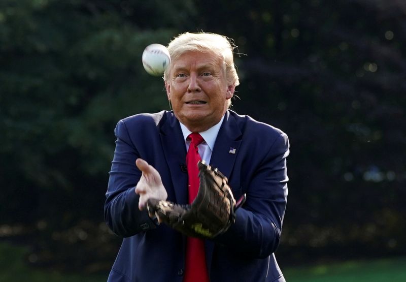 &copy; Reuters. Presidente dos EUA, Donald Trump, recebe bola durante atividade com jovens jogadores de beisebol nos jardins da Casa Branca