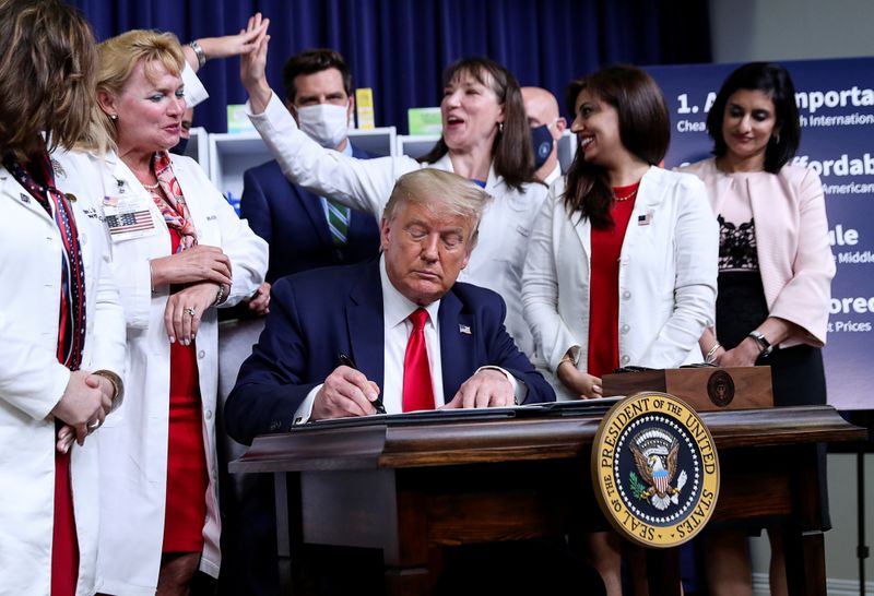 © Reuters. U.S. President Trump hosts executive order signing ceremony at the White House in Washington