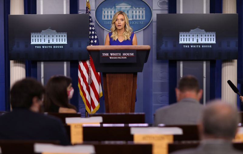 © Reuters. Kayleigh McEnany, secretária de Imprensa da Casa Branca, durante briefing em Washington