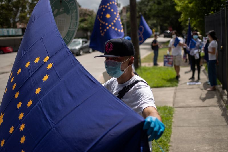 &copy; Reuters. Activists against the Chinese Communist Party protest outside of China&apos;s Consulate in Houston, Texas