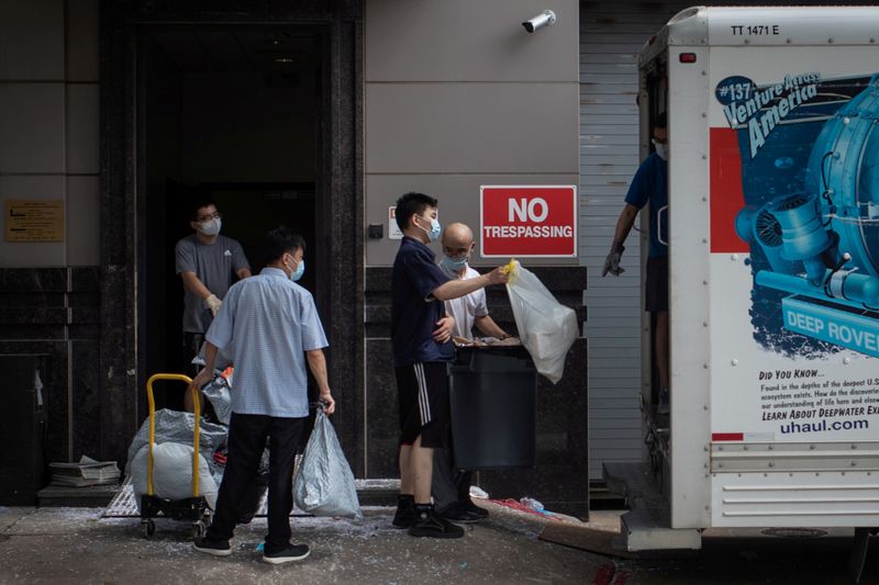 © Reuters. Officials load bags full of belongings from the China's Consulate into the back of a truck in Houston, Texas