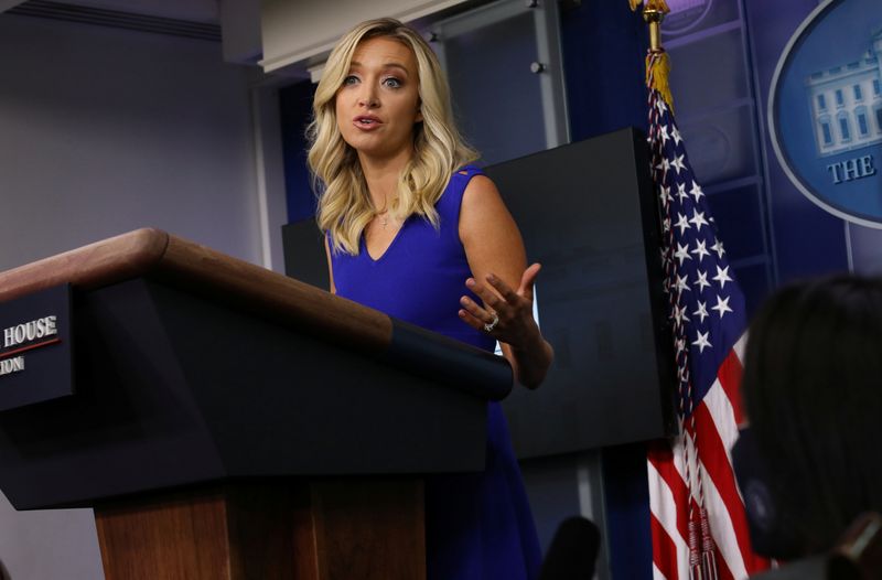 &copy; Reuters. La secretaria de prensa de la Casa Blanca, KayleighMcEnany, celebra la rueda de prensa diaria en la Casa Blanca en Washington, EEUU.