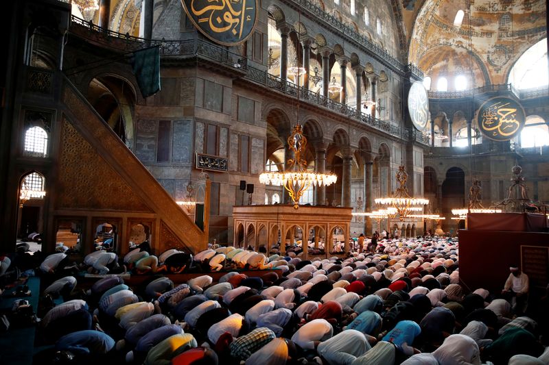 © Reuters. Friday prayers at Hagia Sophia Grand Mosque for the first time in 86 years, in Istanbul