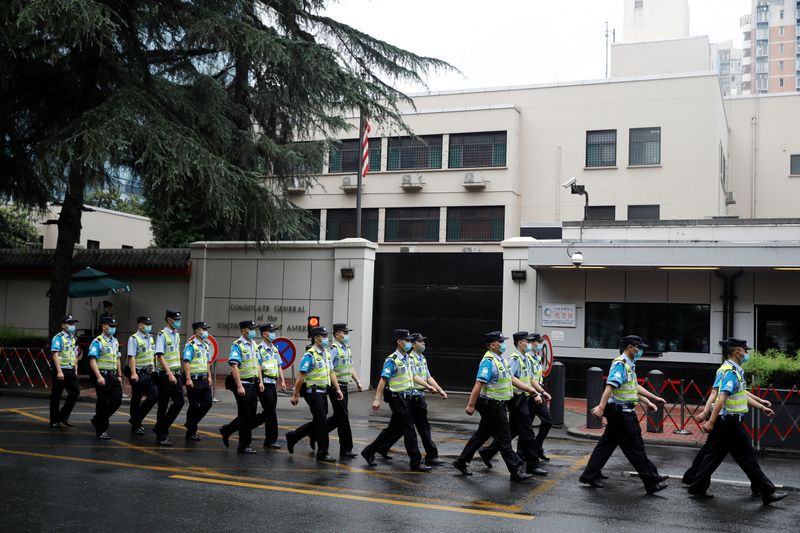 &copy; Reuters. Oficiales de policía pasan por delante del Consulado General de los Estados Unidos en Chengdu, provincia de Sichuan, China