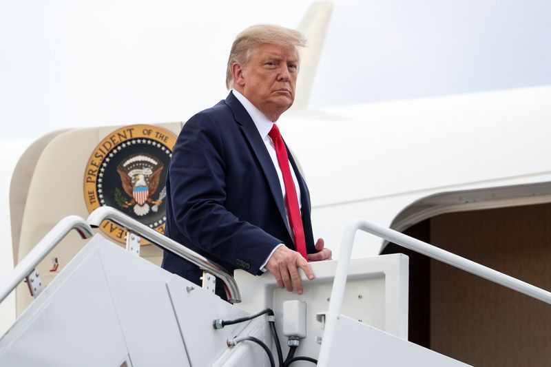 &copy; Reuters. Trump sube al Air Force One para salir de Washington en un viaje de fin de semana al Trump National Golf Club en Bedminster, Nueva Jersey