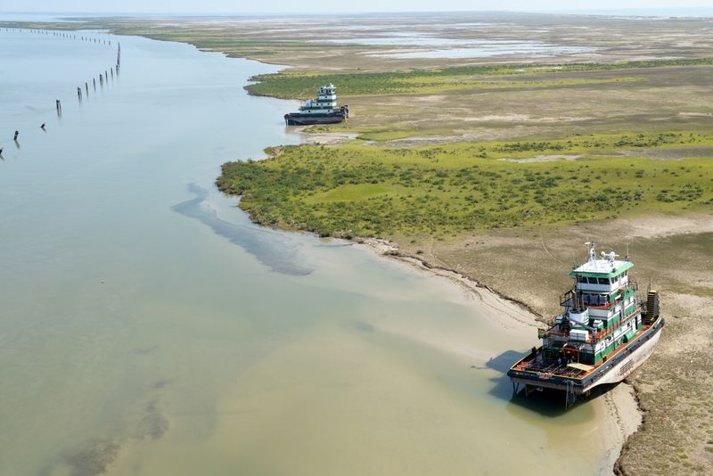 &copy; Reuters. Vessels rest on the bank after running aground during Hurricane Harvey near Corpus Christi