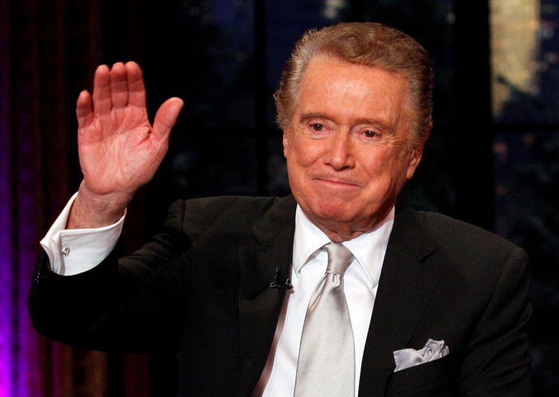 © Reuters. FILE PHOTO: Television host Regis Philbin waves goodbye during his final show of on ABC's 