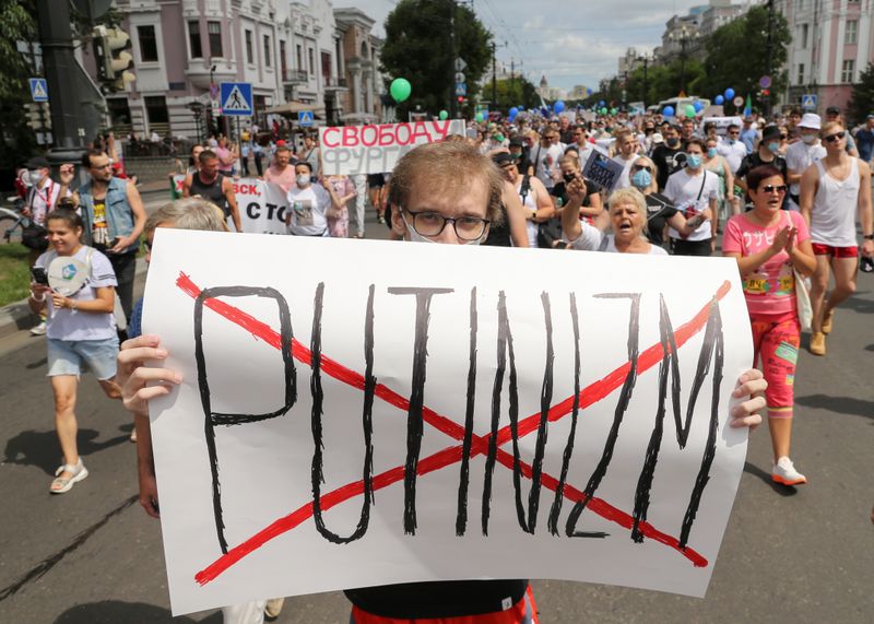 &copy; Reuters. People take part in a rally in support of arrested governor Sergei Furgal in Khabarovsk