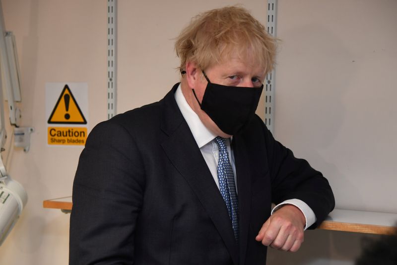 © Reuters. Britain's Prime Minister Boris Johnson visits the Tollgate Medical Centre in Beckton, London