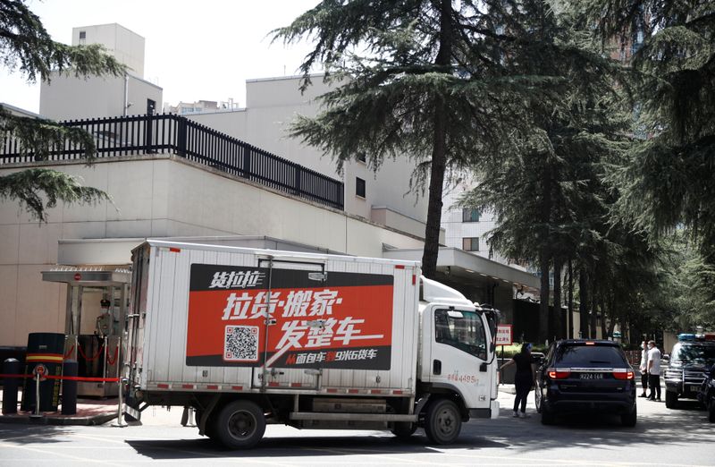 &copy; Reuters. Tight security outside U.S. Chengdu consulate as staff inside prepare to leave, after China ordered its closure in response to U.S. order for China to shut its consulate in Houston