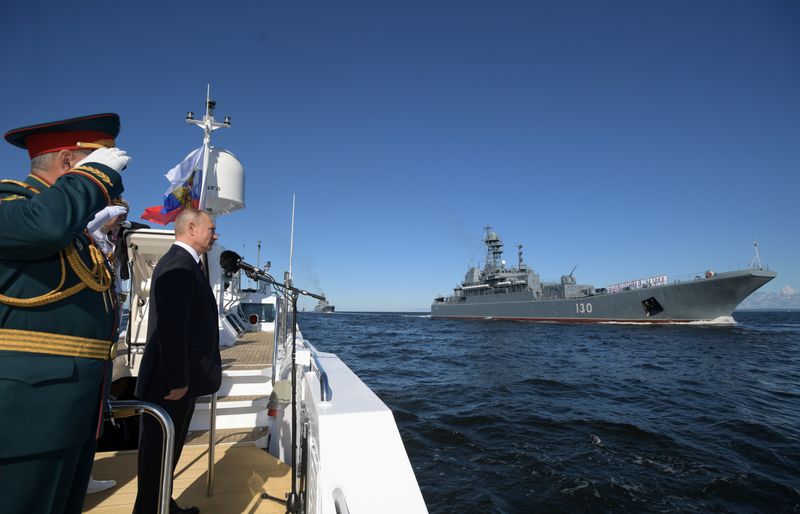 &copy; Reuters. Russia&apos;s President Putin attends the Navy Day parade in Saint Petersburg