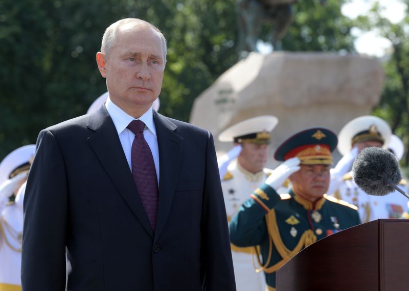 &copy; Reuters. Russia&apos;s President Putin attends the Navy Day parade in Saint Petersburg